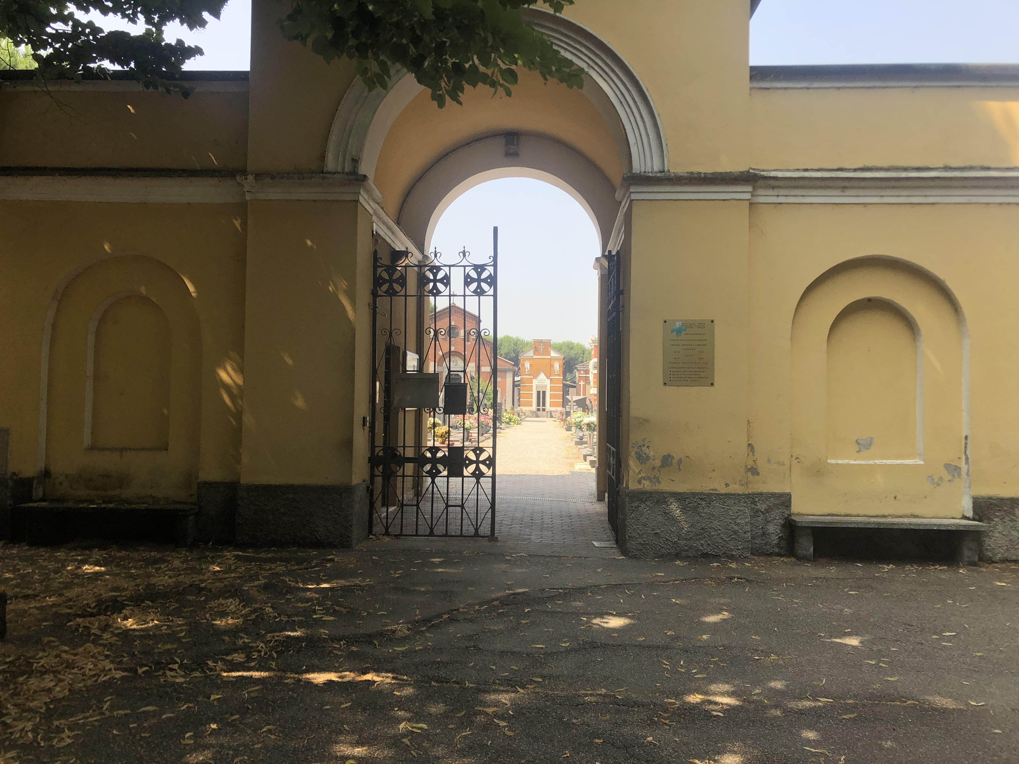 Cimitero San Giuliano Milanese cancello 2