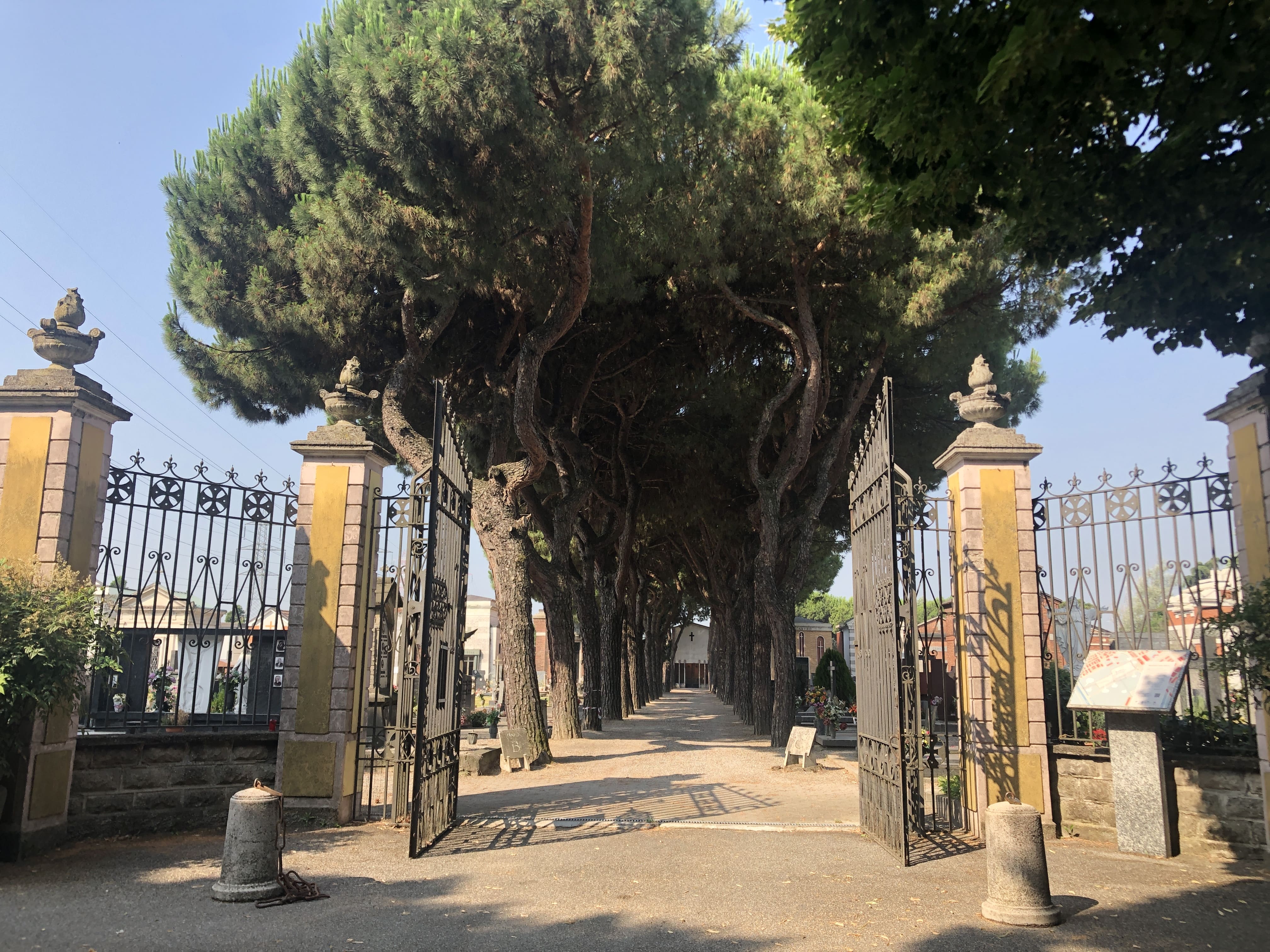 Cimitero San Giuliano Milanese cancello